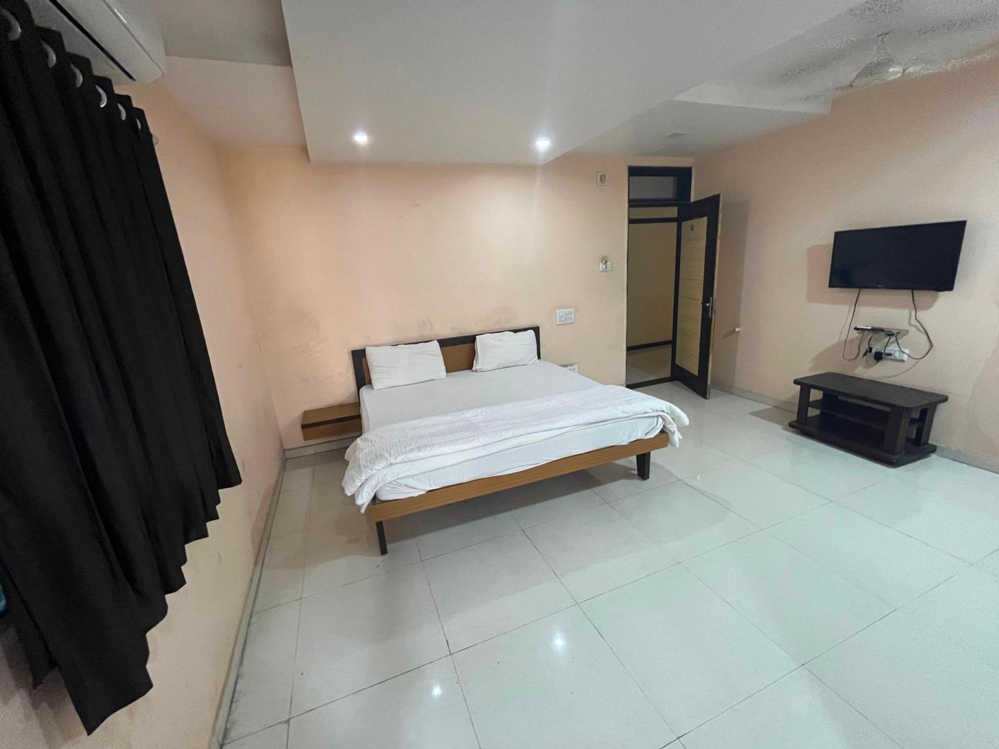 Oyo Hotel Rio Inn Ананд Экстерьер фото